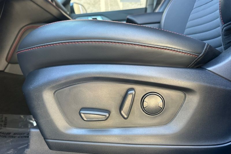 Ford Explorer Vehicle Full-screen Gallery Image 12