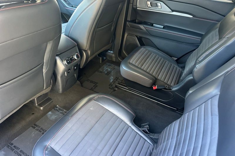 Ford Explorer Vehicle Full-screen Gallery Image 13