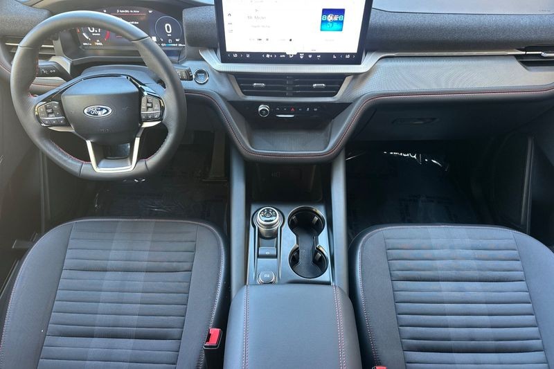 Ford Explorer Vehicle Full-screen Gallery Image 14