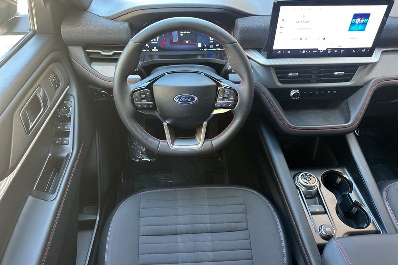 Ford Explorer Vehicle Full-screen Gallery Image 15