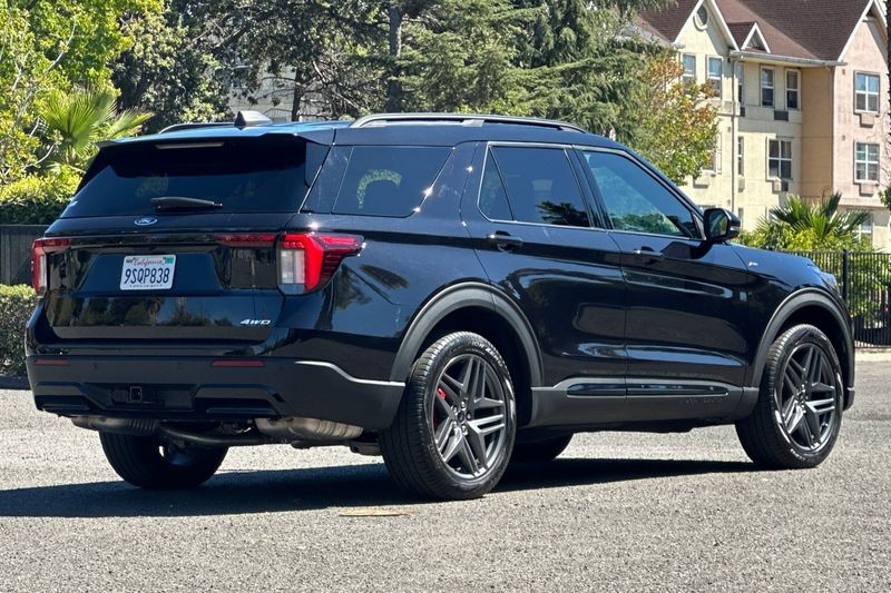 Ford Explorer Vehicle Full-screen Gallery Image 03