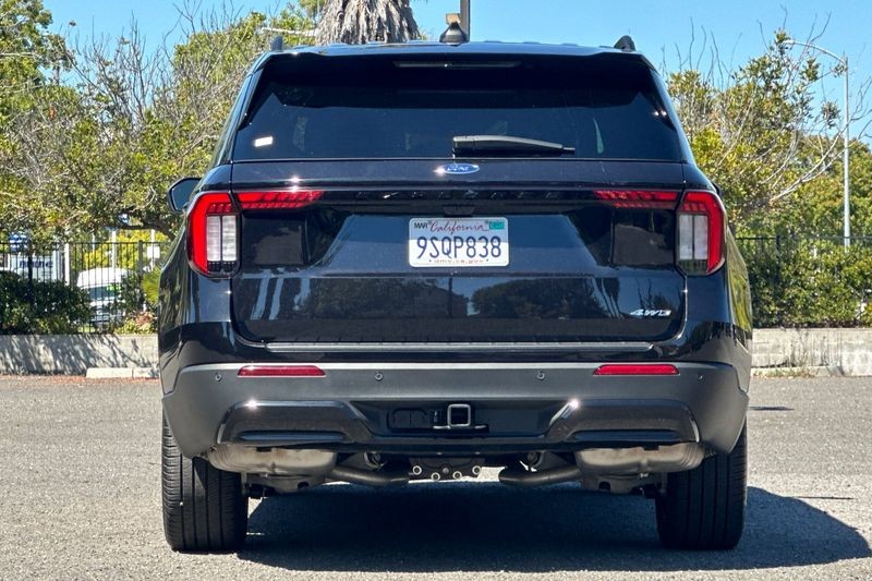 Ford Explorer Vehicle Full-screen Gallery Image 04