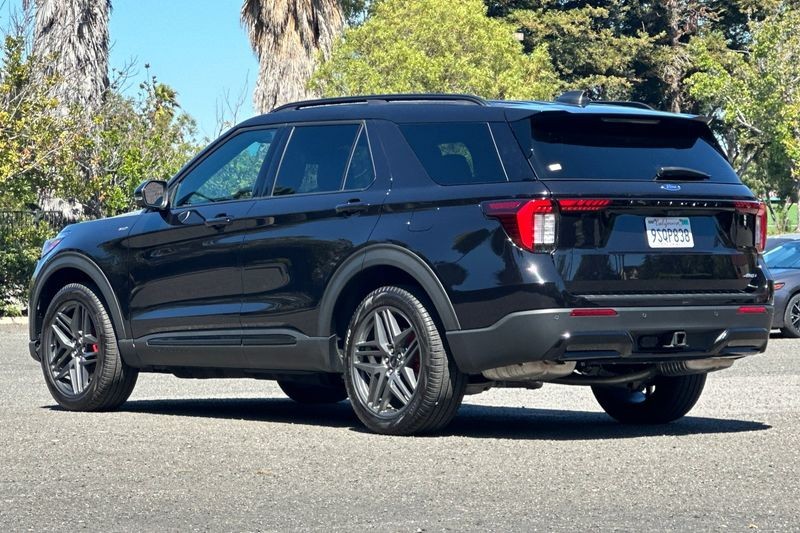 Ford Explorer Vehicle Full-screen Gallery Image 05