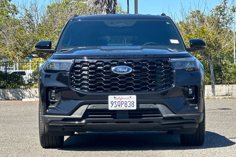 Ford Explorer Vehicle Full-screen Gallery Image 09