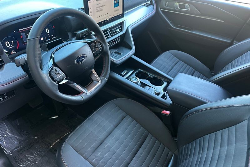 Ford Explorer Vehicle Full-screen Gallery Image 10