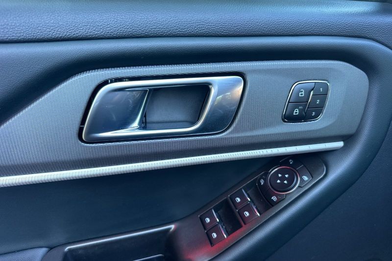 Ford Explorer Vehicle Full-screen Gallery Image 11