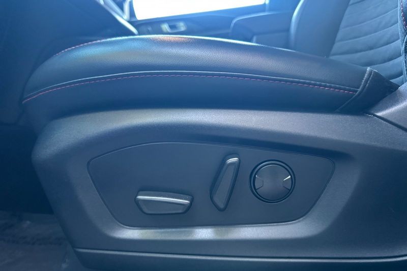 Ford Explorer Vehicle Full-screen Gallery Image 13