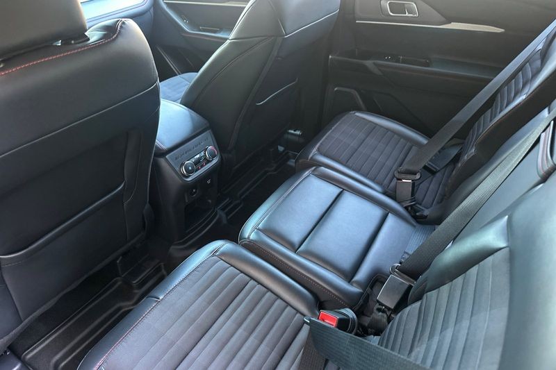 Ford Explorer Vehicle Full-screen Gallery Image 14