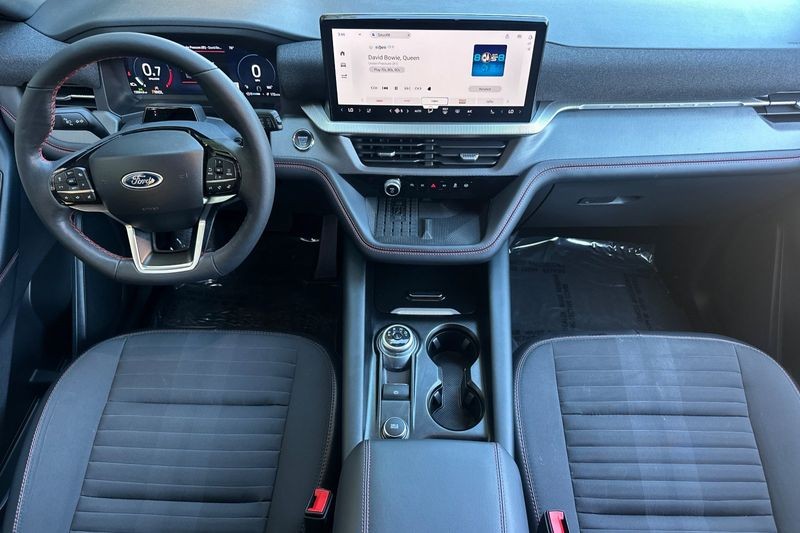 Ford Explorer Vehicle Full-screen Gallery Image 15