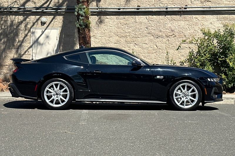 Ford Mustang Vehicle Full-screen Gallery Image 02