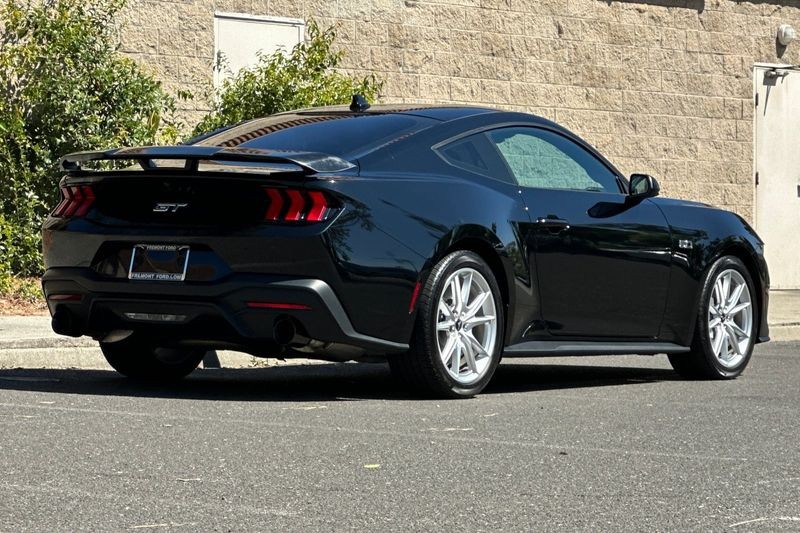 Ford Mustang Vehicle Full-screen Gallery Image 03