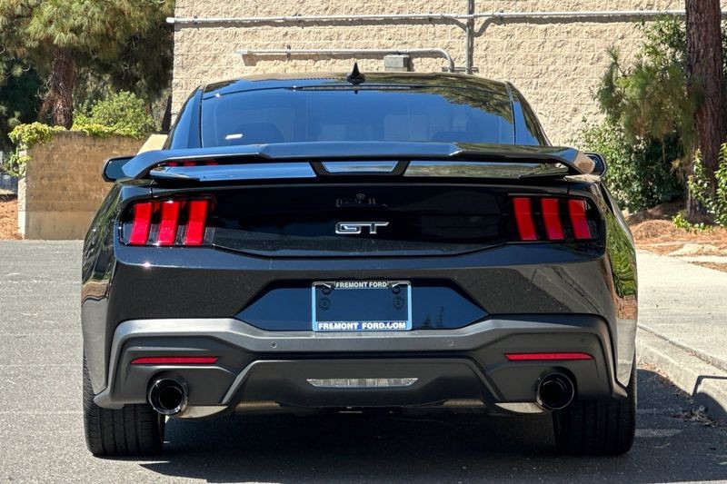 Ford Mustang Vehicle Full-screen Gallery Image 04