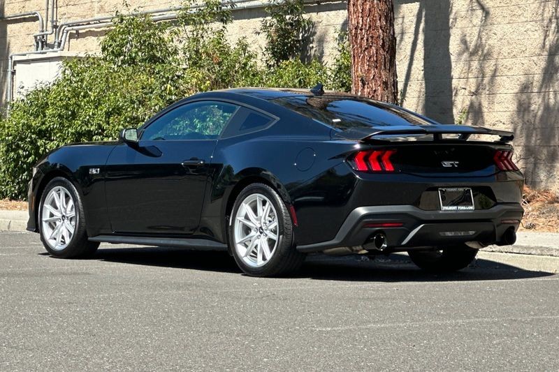 Ford Mustang Vehicle Full-screen Gallery Image 05