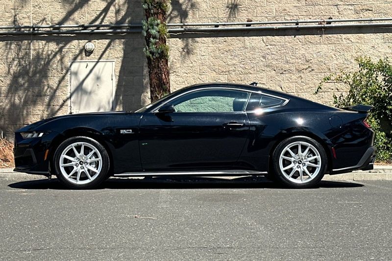 Ford Mustang Vehicle Full-screen Gallery Image 07