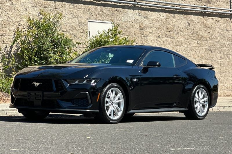 Ford Mustang Vehicle Full-screen Gallery Image 08