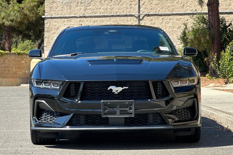 Ford Mustang Vehicle Full-screen Gallery Image 09