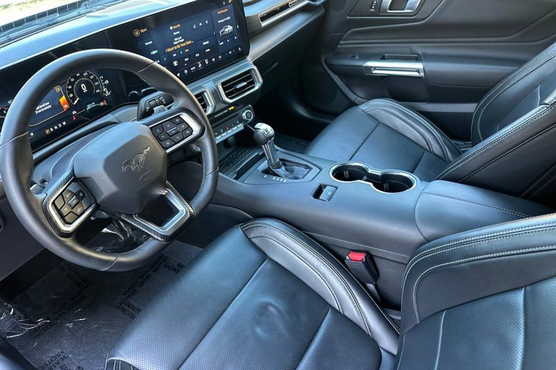 Ford Mustang Vehicle Full-screen Gallery Image 10