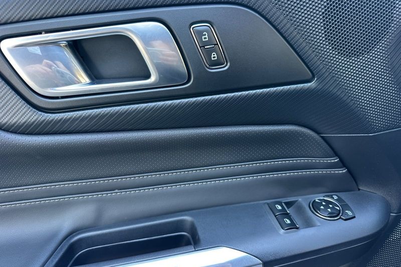 Ford Mustang Vehicle Full-screen Gallery Image 11