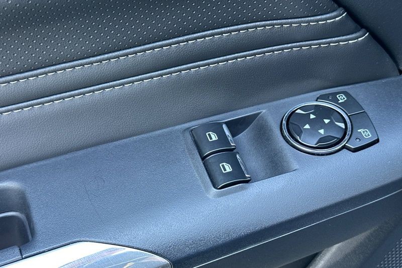 Ford Mustang Vehicle Full-screen Gallery Image 12