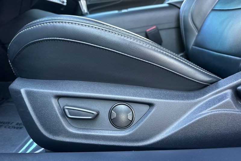 Ford Mustang Vehicle Full-screen Gallery Image 13