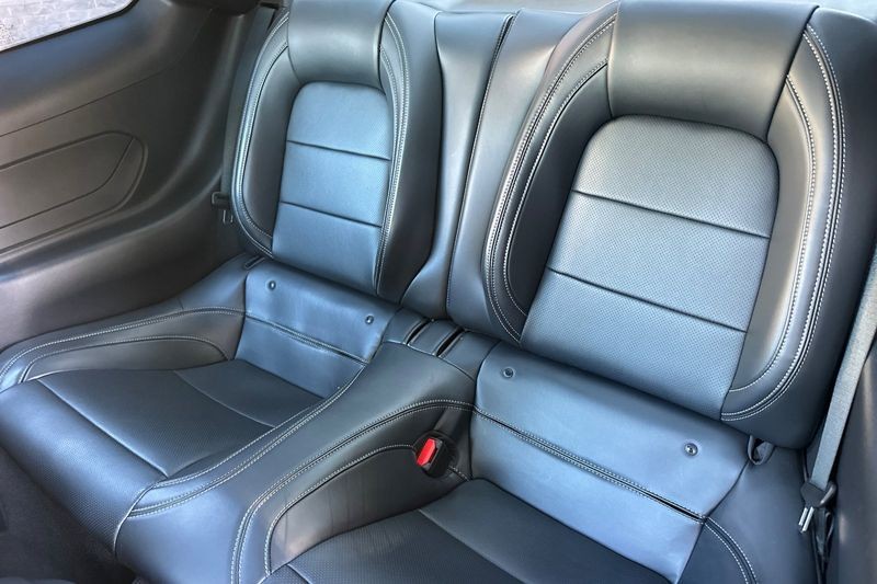 Ford Mustang Vehicle Full-screen Gallery Image 14