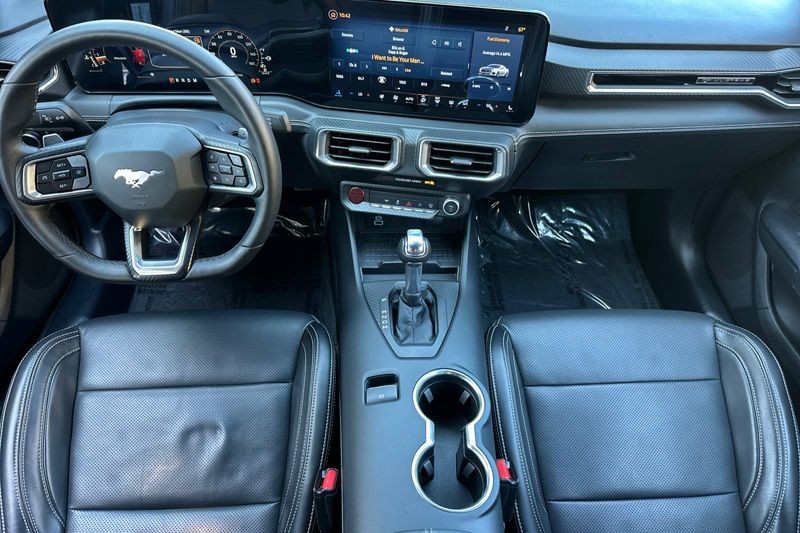 Ford Mustang Vehicle Full-screen Gallery Image 15
