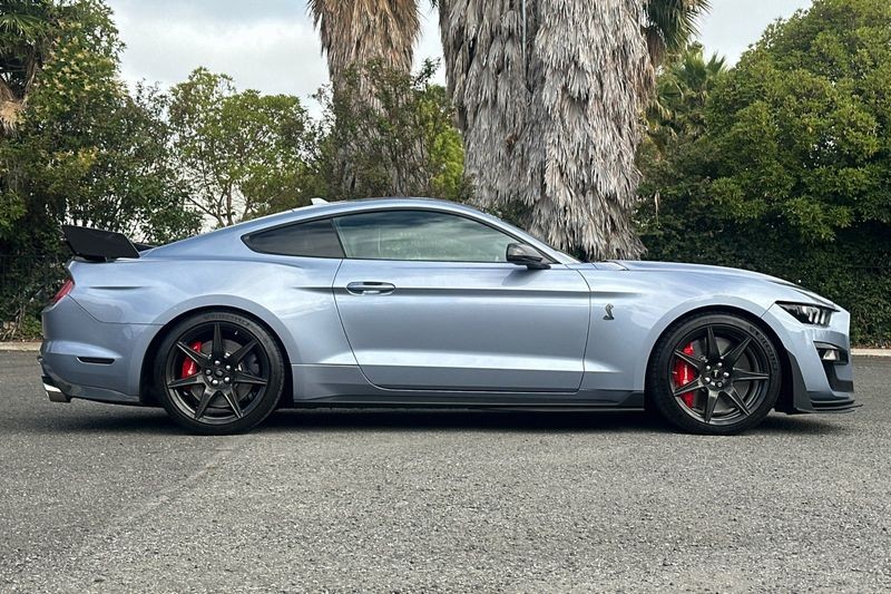 Ford Mustang Vehicle Full-screen Gallery Image 02