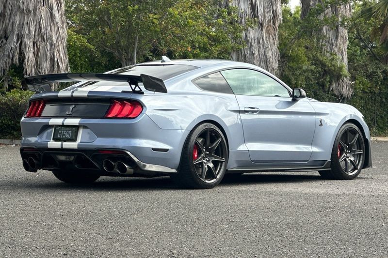 Ford Mustang Vehicle Full-screen Gallery Image 03