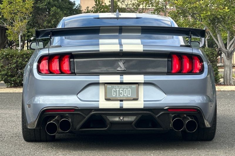 Ford Mustang Vehicle Full-screen Gallery Image 04