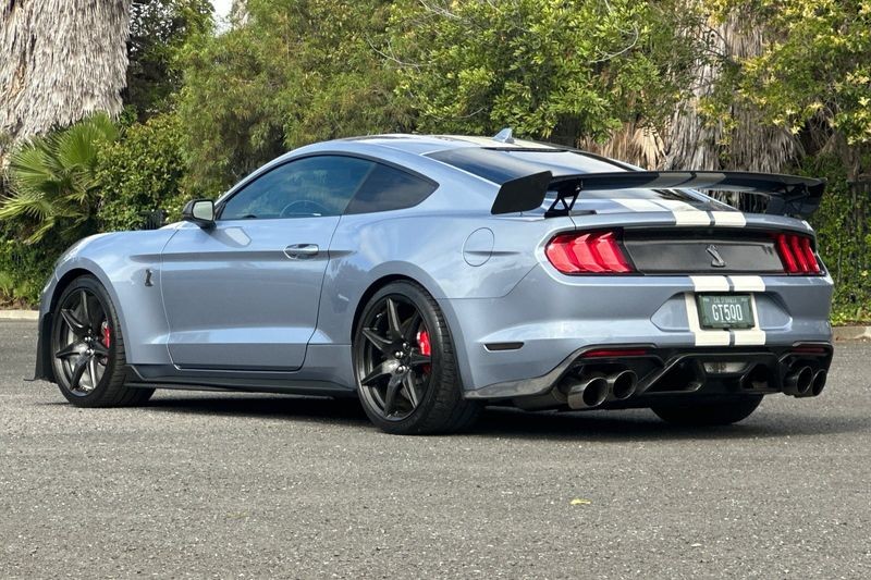 Ford Mustang Vehicle Full-screen Gallery Image 05