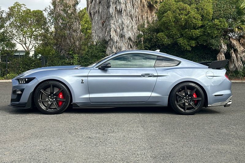 Ford Mustang Vehicle Full-screen Gallery Image 07