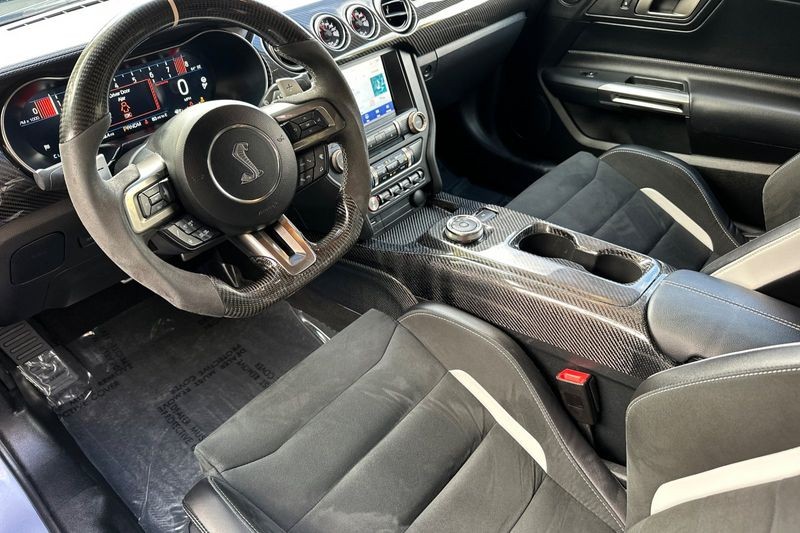 Ford Mustang Vehicle Full-screen Gallery Image 10