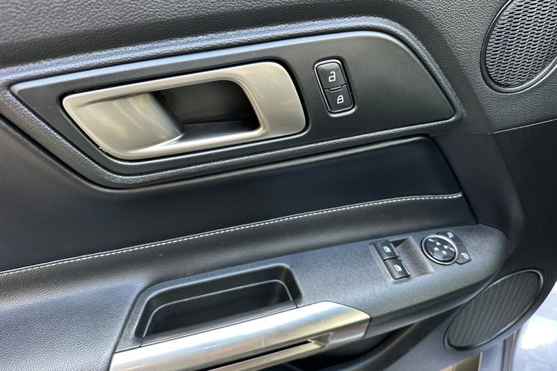 Ford Mustang Vehicle Full-screen Gallery Image 11
