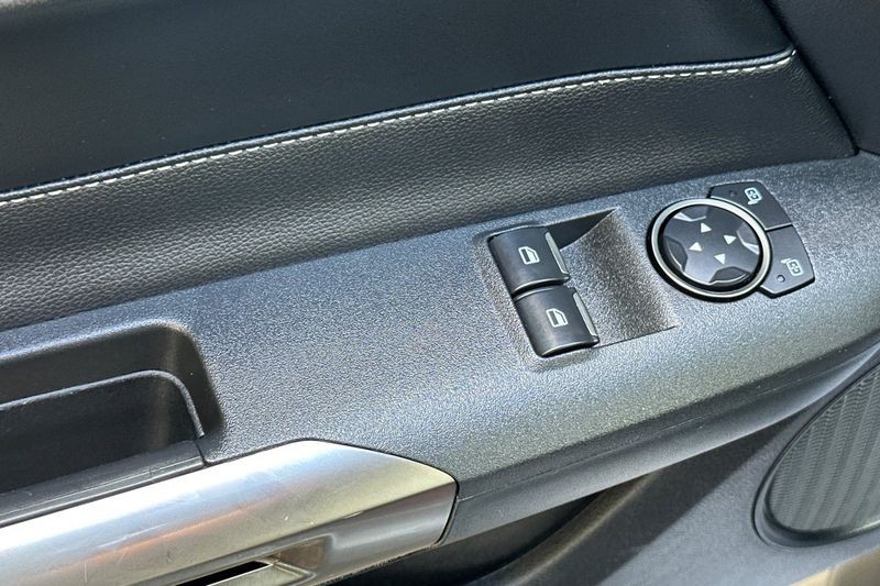 Ford Mustang Vehicle Full-screen Gallery Image 12