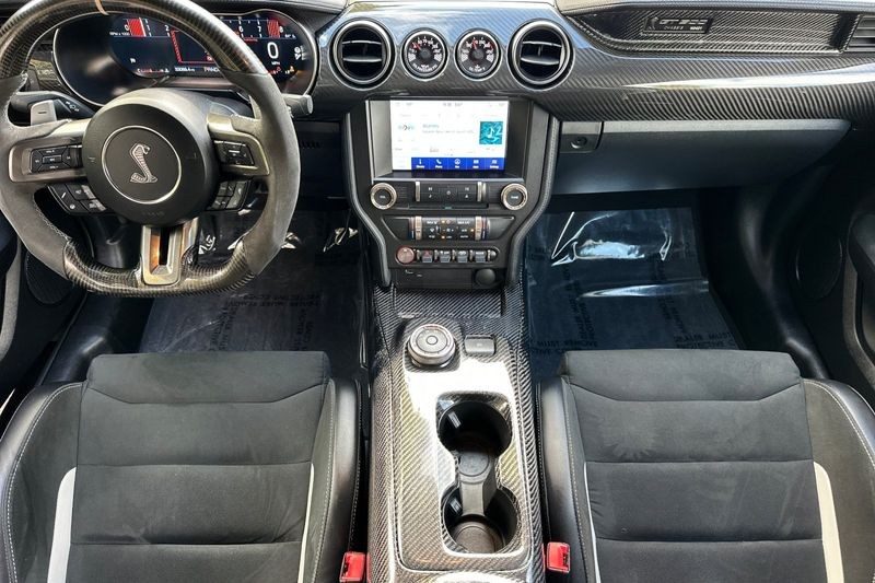 Ford Mustang Vehicle Full-screen Gallery Image 15