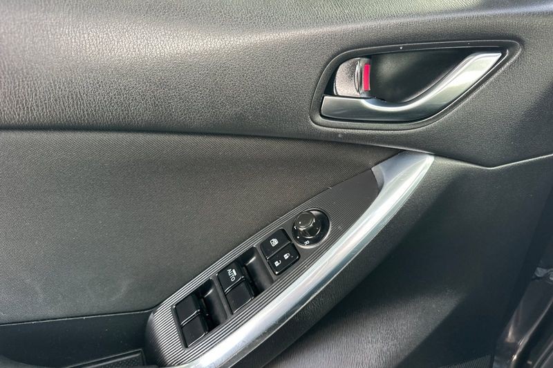 Mazda CX-5 Vehicle Full-screen Gallery Image 10