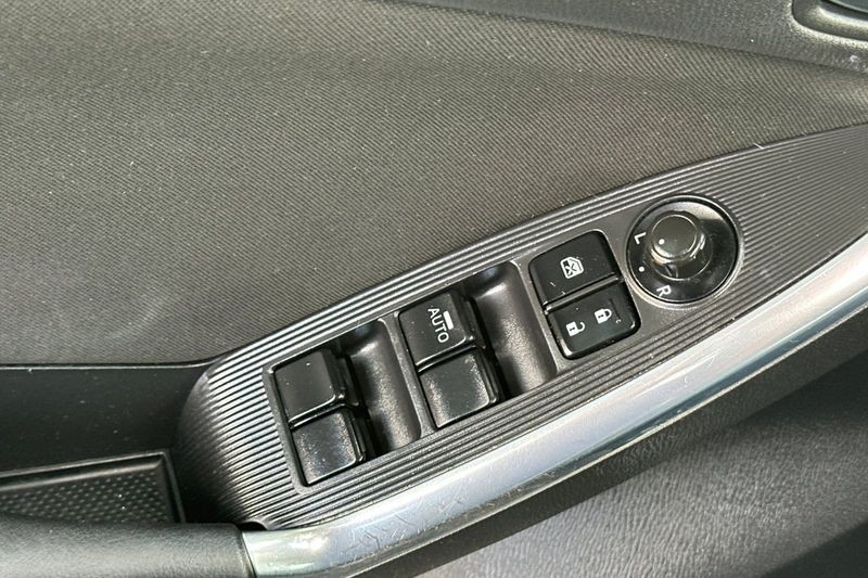 Mazda CX-5 Vehicle Full-screen Gallery Image 11