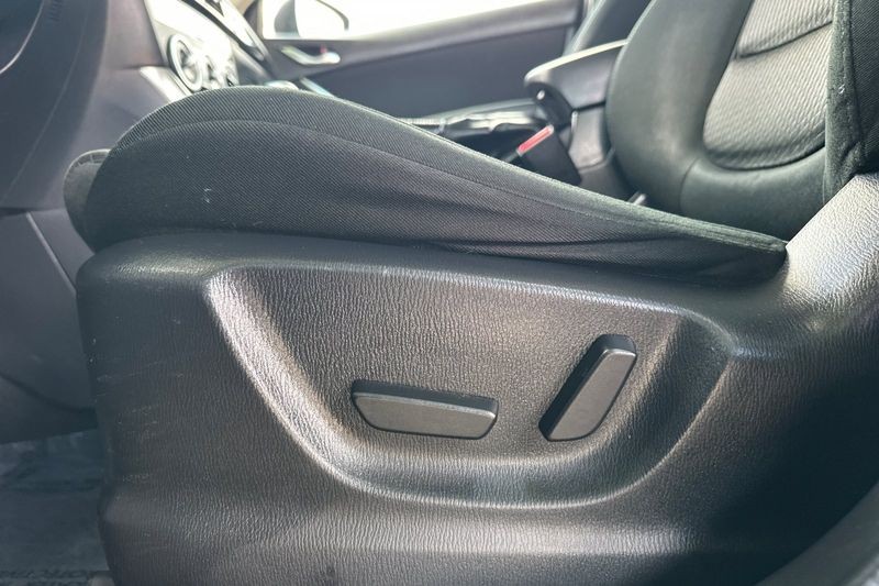 Mazda CX-5 Vehicle Full-screen Gallery Image 12