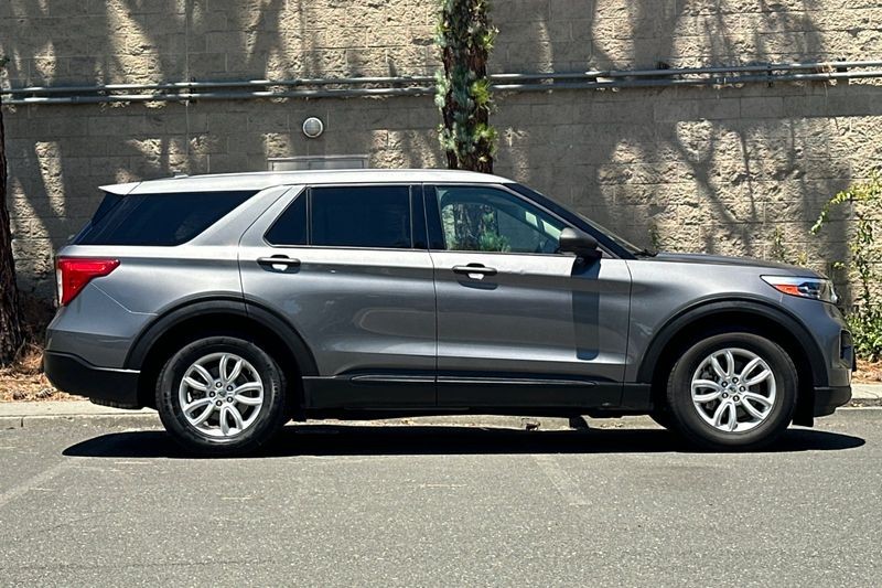 Ford Explorer Vehicle Full-screen Gallery Image 02