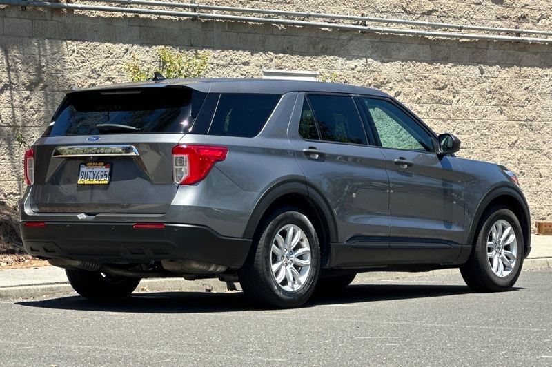 Ford Explorer Vehicle Full-screen Gallery Image 03