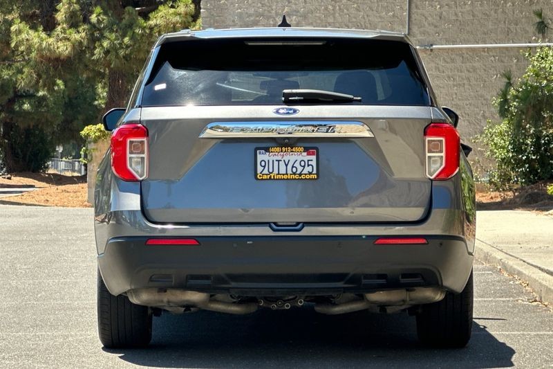 Ford Explorer Vehicle Full-screen Gallery Image 04