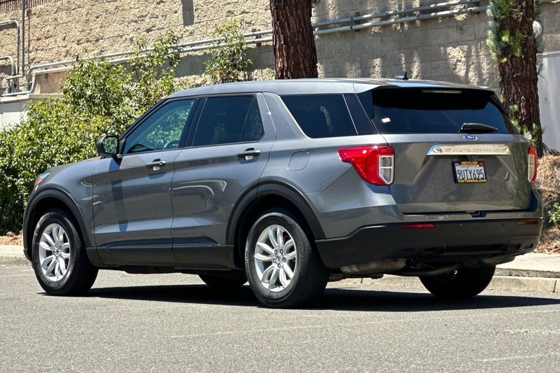 Ford Explorer Vehicle Full-screen Gallery Image 05