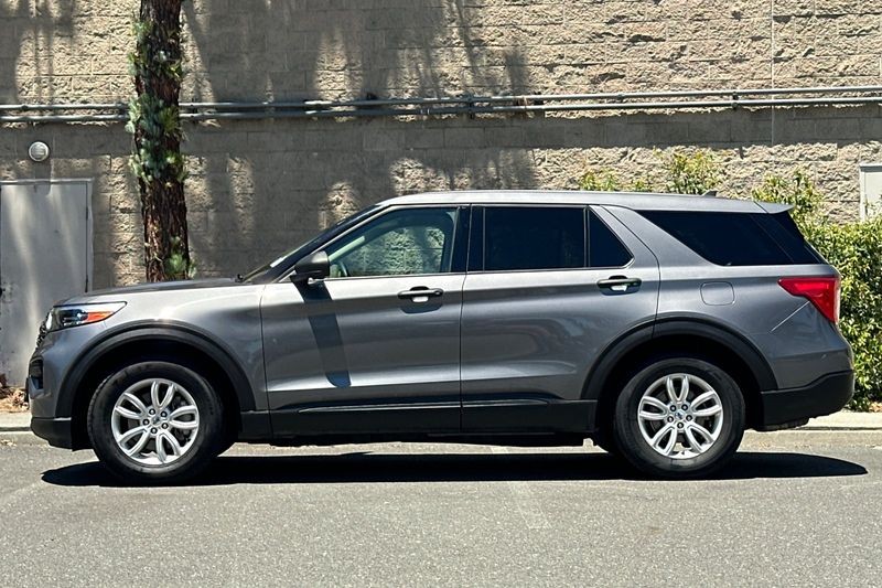 Ford Explorer Vehicle Full-screen Gallery Image 07