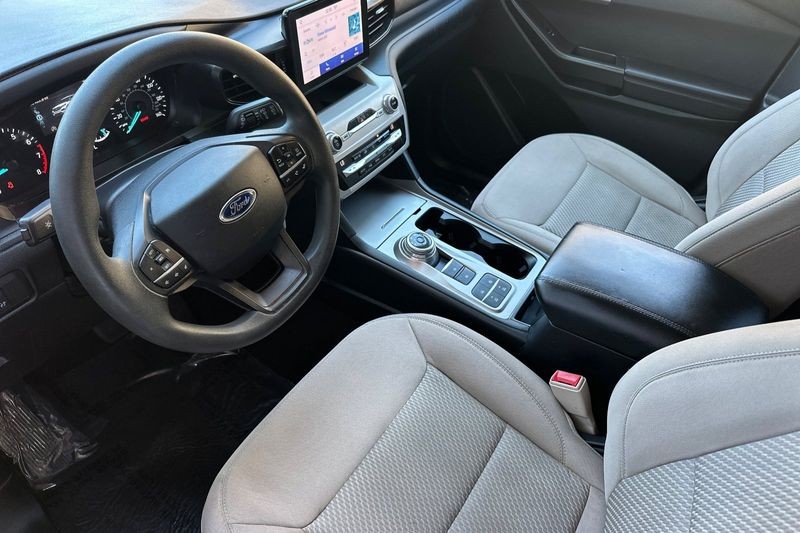 Ford Explorer Vehicle Full-screen Gallery Image 10