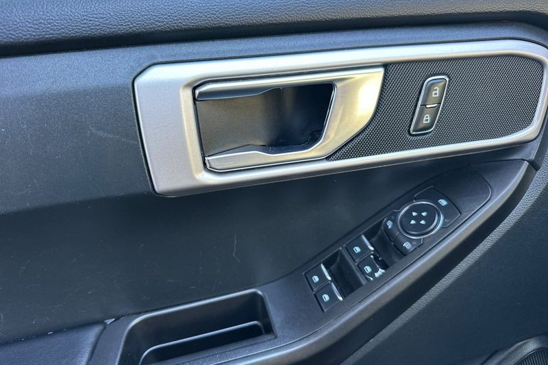 Ford Explorer Vehicle Full-screen Gallery Image 11