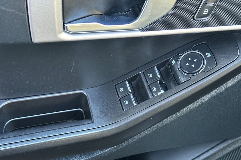 Ford Explorer Vehicle Full-screen Gallery Image 12