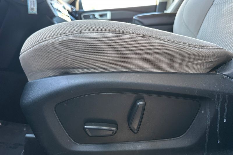Ford Explorer Vehicle Full-screen Gallery Image 13