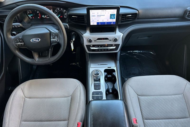 Ford Explorer Vehicle Full-screen Gallery Image 15