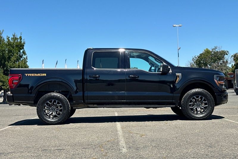 Ford F-150 Vehicle Full-screen Gallery Image 02