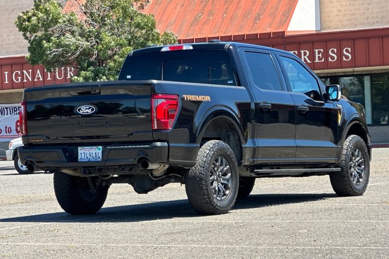 Ford F-150 Vehicle Full-screen Gallery Image 03